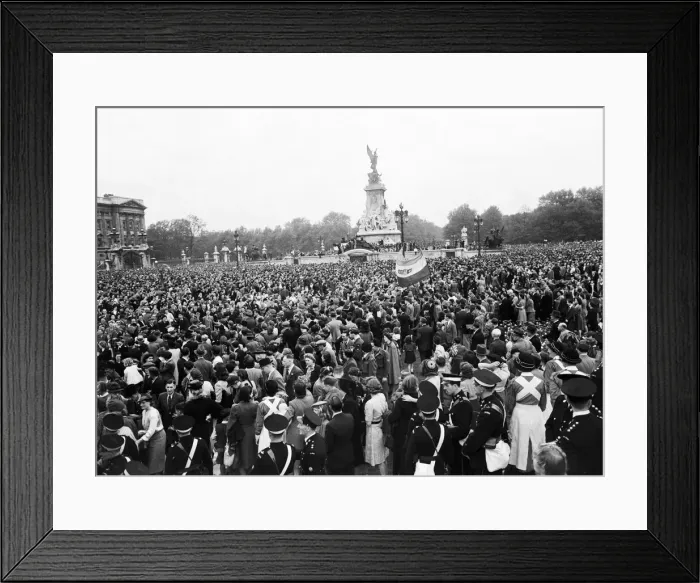 Framed Print : VE Day celebrations in Central London to mark the Allied victory in Europe at the end of