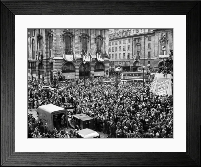 Framed Print : VE Day celebrations in Central London to mark the Allied victory in Europe at the end of Framed Print : VE Day celebrations in Central London to mark the Allied victory in Europe at the end of
