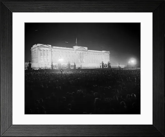 Framed Print : VE Day celebrations in Central London to mark the Allied victory in Europe at the end of Framed Print : VE Day celebrations in Central London to mark the Allied victory in Europe at the end of