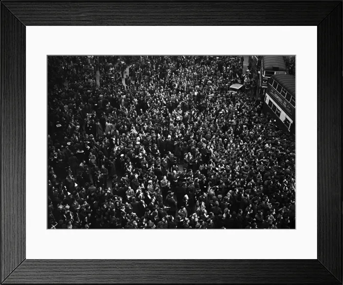 Framed Print : VE Day celebrations in Central London to mark the Allied victory in Europe at the end of Framed Print : VE Day celebrations in Central London to mark the Allied victory in Europe at the end of
