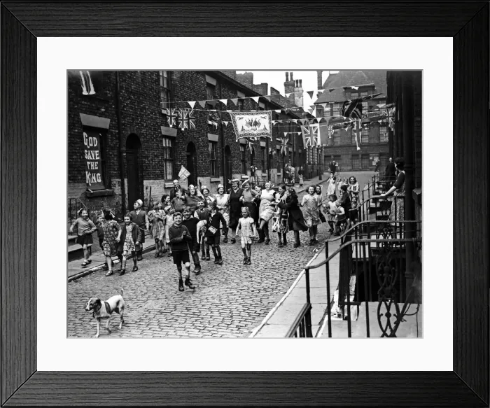 Framed Print : VE Day celebrations in the back streets of Manchester n to mark the Allied victory in Framed Print : VE Day celebrations in the back streets of Manchester n to mark the Allied victory in