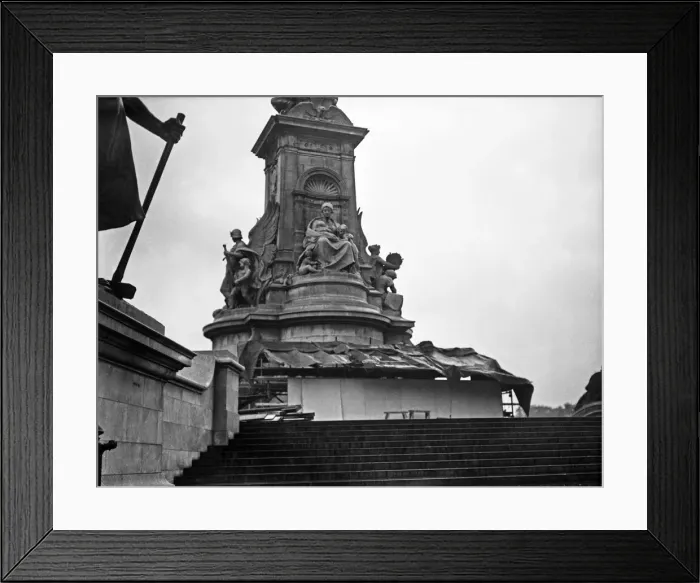 Framed Print : VE Day celebrations in Central London to mark the Allied victory in Europe at the end of Framed Print : VE Day celebrations in Central London to mark the Allied victory in Europe at the end of