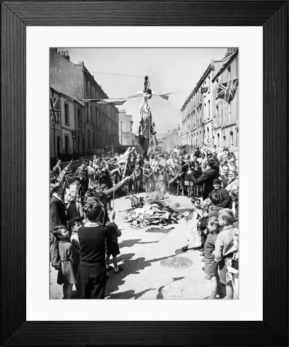 Framed Print : VE Day celebrations in Central London to mark the Allied victory in Europe at the end of Framed Print : VE Day celebrations in Central London to mark the Allied victory in Europe at the end of