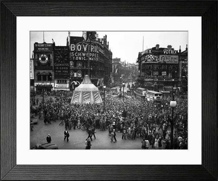 Framed Print : VE Day celebrations in Central London to mark the Allied victory in Europe at the end of Framed Print : VE Day celebrations in Central London to mark the Allied victory in Europe at the end of