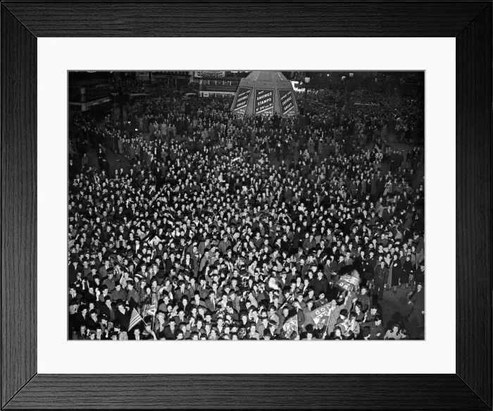 Framed Print : VE Day celebrations in Central London to mark the Allied victory in Europe at the end of Framed Print : VE Day celebrations in Central London to mark the Allied victory in Europe at the end of
