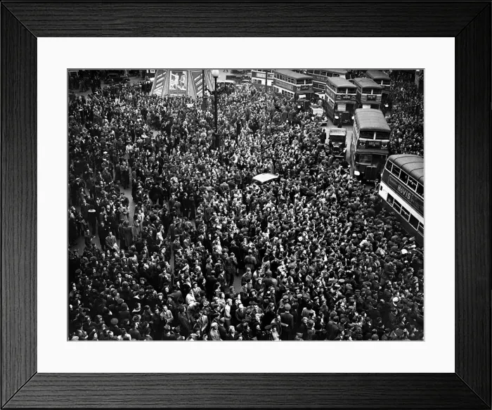 Framed Print : VE Day celebrations in Central London to mark the Allied victory in Europe at the end of Framed Print : VE Day celebrations in Central London to mark the Allied victory in Europe at the end of