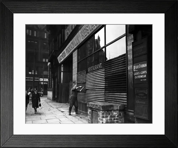 Framed Print : VE Day celebrations in Central London to mark the Allied victory in Europe at the end of Framed Print : VE Day celebrations in Central London to mark the Allied victory in Europe at the end of