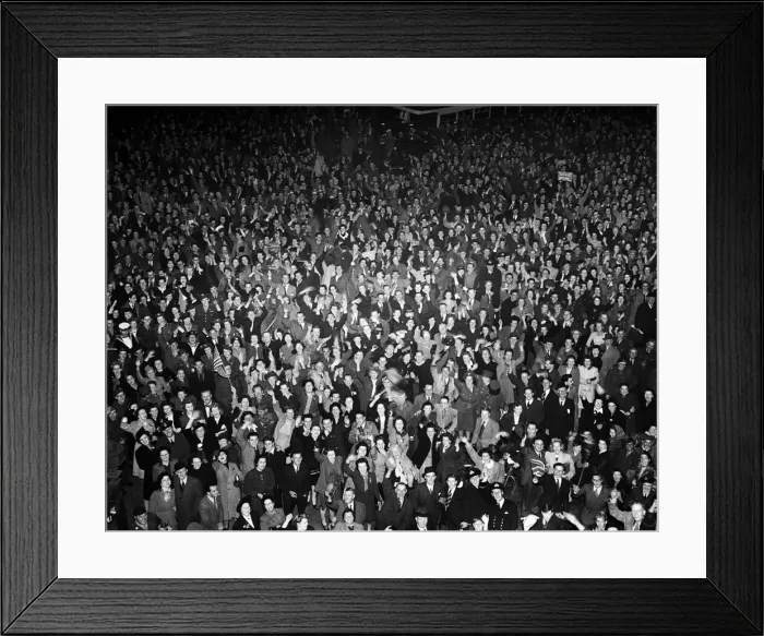 Framed Print : VE Day celebrations in Central London to mark the Allied victory in Europe at the end of