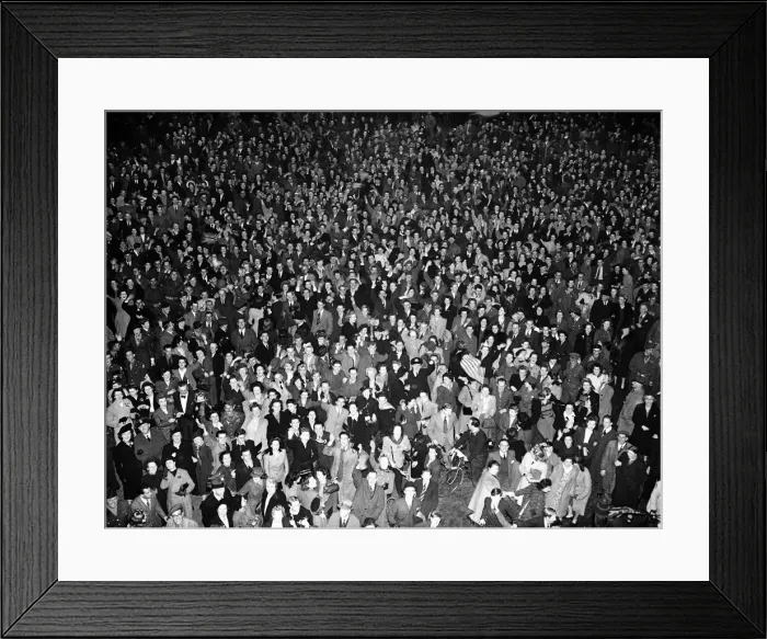 Framed Print : VE Day celebrations in Central London to mark the Allied victory in Europe at the end of Framed Print : VE Day celebrations in Central London to mark the Allied victory in Europe at the end of