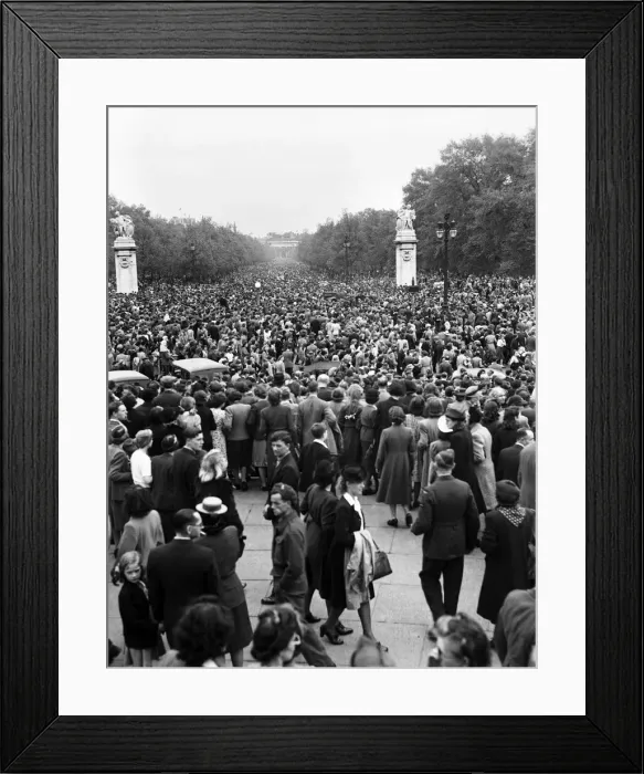 Framed Print : VE Day celebrations in Central London to mark the Allied victory in Europe at the end of Framed Print : VE Day celebrations in Central London to mark the Allied victory in Europe at the end of
