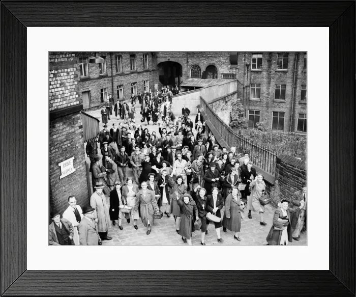Framed Print : VE Day celebrations in Central London to mark the Allied victory in Europe at the end of Framed Print : VE Day celebrations in Central London to mark the Allied victory in Europe at the end of