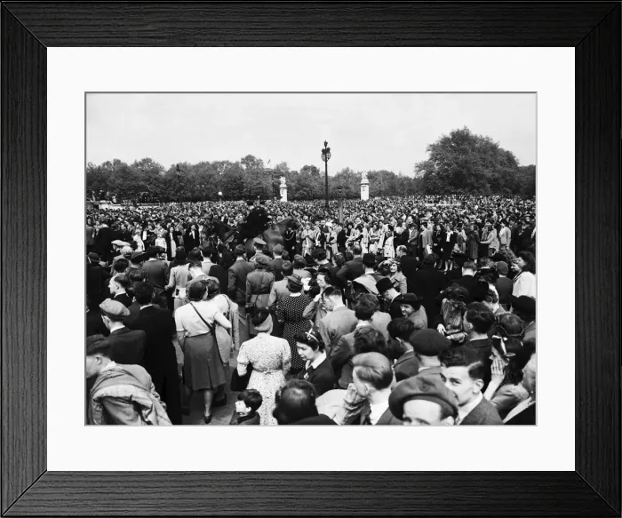 Framed Print : VE Day celebrations in Central London to mark the Allied victory in Europe at the end of