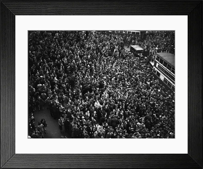 Framed Print : VE Day celebrations in Central London to mark the Allied victory in Europe at the end of Framed Print : VE Day celebrations in Central London to mark the Allied victory in Europe at the end of