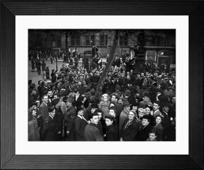 Framed Print : VE Day celebrations in Central London to mark the Allied victory in Europe at the end of