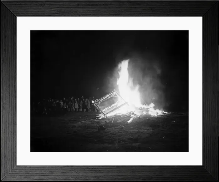 Framed Print : VE Day celebrations in Central London to mark the Allied victory in Europe at the end of Framed Print : VE Day celebrations in Central London to mark the Allied victory in Europe at the end of