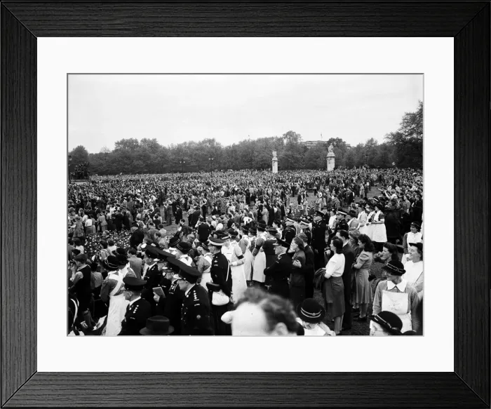 Framed Print : VE Day celebrations in Central London to mark the Allied victory in Europe at the end of Framed Print : VE Day celebrations in Central London to mark the Allied victory in Europe at the end of