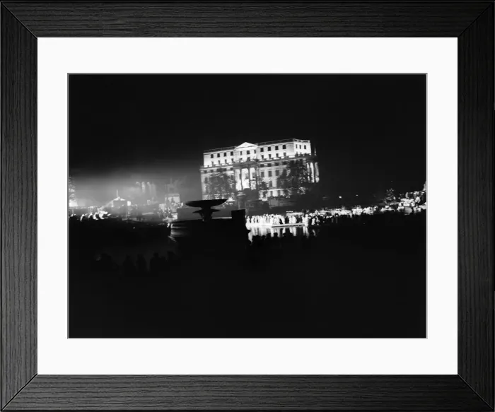 Framed Print : VE Day celebrations in Central London to mark the Allied victory in Europe at the end of Framed Print : VE Day celebrations in Central London to mark the Allied victory in Europe at the end of