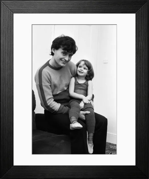 Framed Print : Snooker player Jimmy White with his three and a half year old daughter Lauren at home Framed Print : Snooker player Jimmy White with his three and a half year old daughter Lauren at home