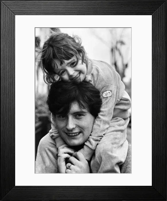 Framed Print : Snooker player Jimmy White with his three and a half year old daughter Lauren at home
