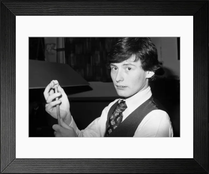 Framed Print : Seventeen year old snooker player Jimmy White playing at Wisbech Conservative Club in Framed Print : Seventeen year old snooker player Jimmy White playing at Wisbech Conservative Club in