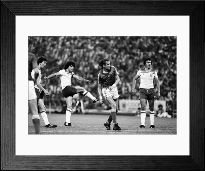 Framed Print : Hungary 1-3 England, Group 4 World Cup Qualifier, match at the Nepstadion, Budapest Framed Print : Hungary 1-3 England, Group 4 World Cup Qualifier, match at the Nepstadion, Budapest