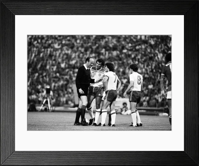 Framed Print : Hungary 1-3 England, Group 4 World Cup Qualifier, match at the Nepstadion, Budapest Framed Print : Hungary 1-3 England, Group 4 World Cup Qualifier, match at the Nepstadion, Budapest
