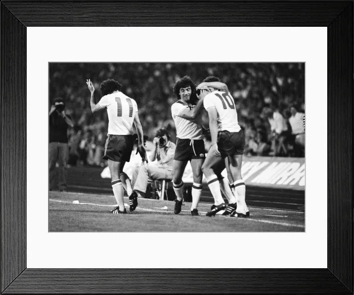 Framed Print : Hungary 1-3 England, Group 4 World Cup Qualifier, match at the Nepstadion, Budapest Framed Print : Hungary 1-3 England, Group 4 World Cup Qualifier, match at the Nepstadion, Budapest
