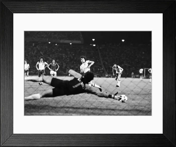 Framed Print : Hungary 1-3 England, Group 4 World Cup Qualifier, match at the Nepstadion, Budapest Framed Print : Hungary 1-3 England, Group 4 World Cup Qualifier, match at the Nepstadion, Budapest