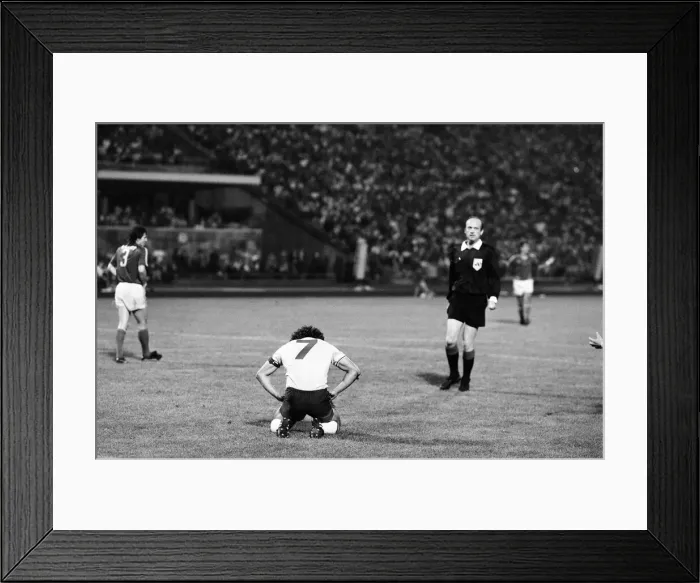 Framed Print : Hungary 1-3 England, Group 4 World Cup Qualifier, match at the Nepstadion, Budapest Framed Print : Hungary 1-3 England, Group 4 World Cup Qualifier, match at the Nepstadion, Budapest