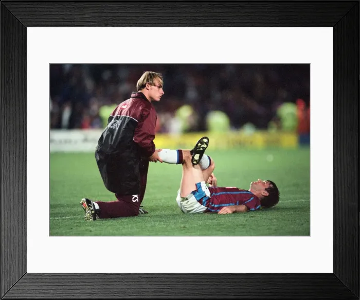 Framed Print : UEFA Cup match second leg, Aston Villa 1- 0 Inter Milan, held at Villa Park Framed Print : UEFA Cup match second leg, Aston Villa 1- 0 Inter Milan, held at Villa Park