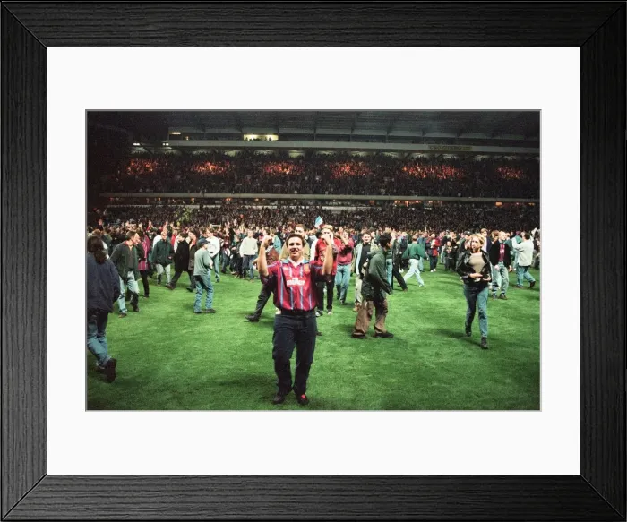 Framed Print : UEFA Cup match second leg, Aston Villa 1- 0 Inter Milan, held at Villa Park Framed Print : UEFA Cup match second leg, Aston Villa 1- 0 Inter Milan, held at Villa Park