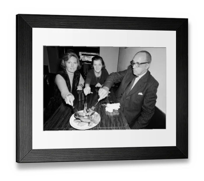 Framed Print : Sausage tasting panel at Marine Ices, Camden Town. Mrs Rita Peduzz (Housewife)