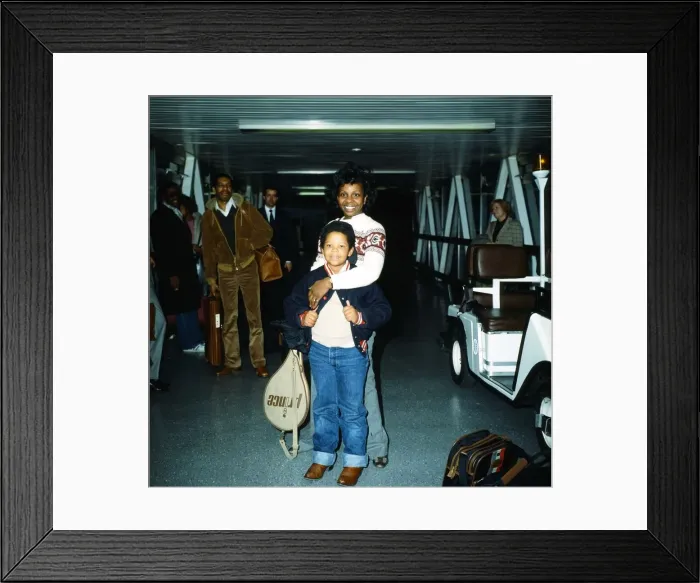 Framed Print : Gladys Knight with her son Shanga and some of her road crew at London Airport Framed Print : Gladys Knight with her son Shanga and some of her road crew at London Airport