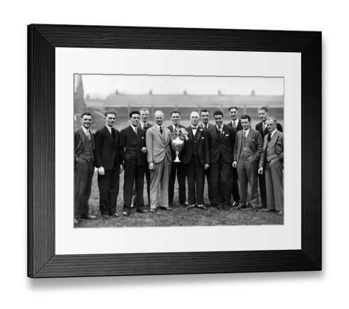 Framed Print : Everton football team that won the 1927 -28 football league championship pose with