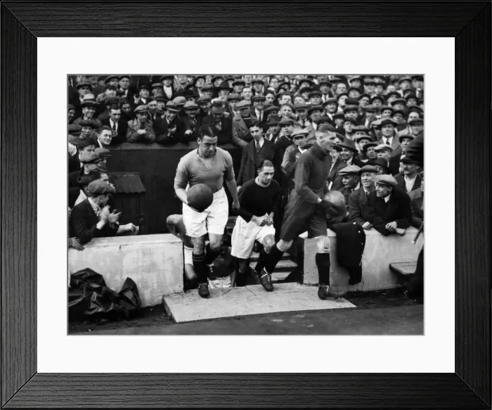 Framed Print : English League Division One match between Merseyside rivals Liverpool and Everton Framed Print : English League Division One match between Merseyside rivals Liverpool and Everton