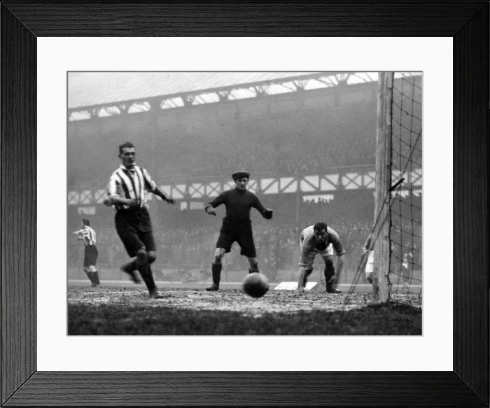 Framed Print : English League Division One match at Goodison Park. Everton 2 v Sheffield United 0 Framed Print : English League Division One match at Goodison Park. Everton 2 v Sheffield United 0