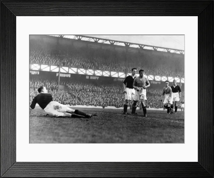 Framed Print : English League Division One match at Goodison Park. Everton v Arsenal Framed Print : English League Division One match at Goodison Park. Everton v Arsenal