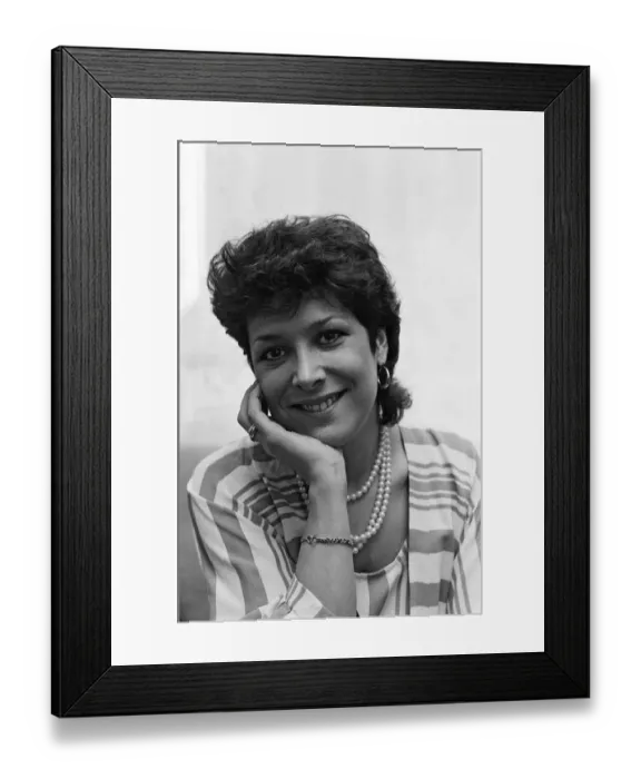 Framed Print : Lynda Bellingham at home in north London. 24th February 1985