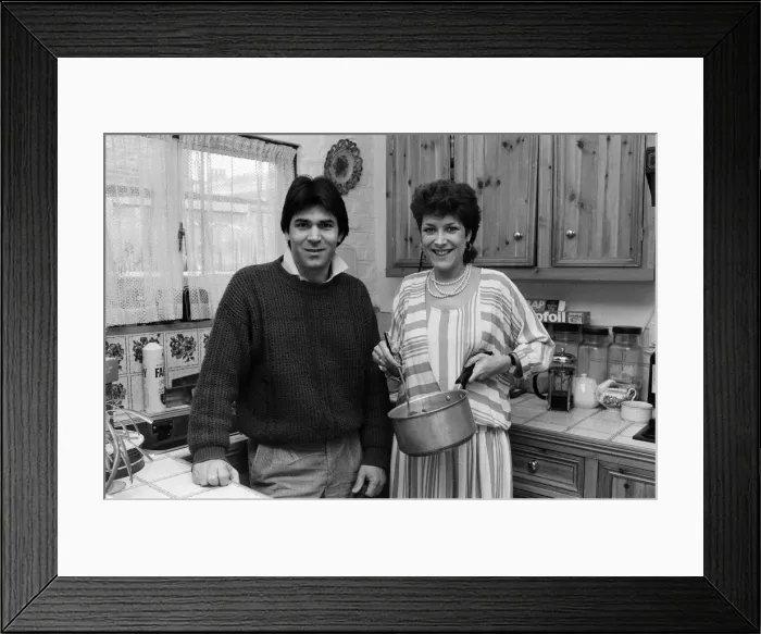 Framed Print : Lynda Bellingham at home in north London with her husband Nunzio. 24th February 1985 Framed Print : Lynda Bellingham at home in north London with her husband Nunzio. 24th February 1985