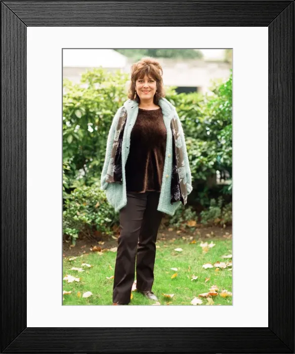 Framed Print : Lynda Bellingham attends a photocall for Faith in the Future. 24th October 1996 Framed Print : Lynda Bellingham attends a photocall for Faith in the Future. 24th October 1996