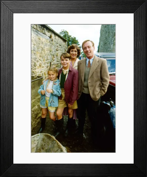 Framed Print : All Creatures Great and Small cast members Rebecca Smith, Oliver Wilson Framed Print : All Creatures Great and Small cast members Rebecca Smith, Oliver Wilson
