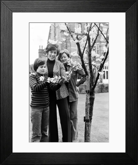 Framed Print : Spike Milligans wife Paddy with daughter Jane and Stepdaughter Sile (left) Framed Print : Spike Milligans wife Paddy with daughter Jane and Stepdaughter Sile (left)