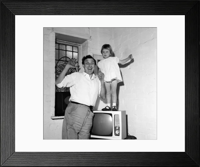 Framed Print : Spike Milligan with his three year old daughter Sile Milligan. 16th June 1961