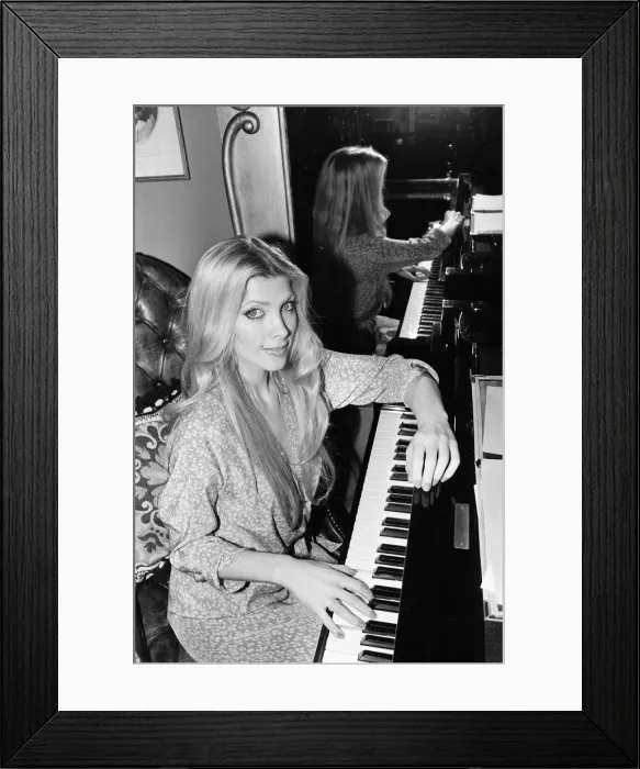 Framed Print : Lynsey de Paul pictured at her north London home. 16th January 1980 Framed Print : Lynsey de Paul pictured at her north London home. 16th January 1980