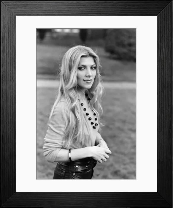 Framed Print : Lynsey de Paul pictured at her north London home. 16th January 1980 Framed Print : Lynsey de Paul pictured at her north London home. 16th January 1980