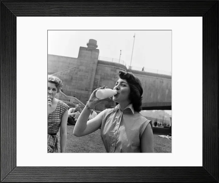 Framed Print : The end of a lunch time picnic at the Exhibition Southbank Garden Framed Print : The end of a lunch time picnic at the Exhibition Southbank Garden