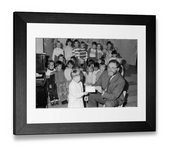 Framed Print : Four-year-old Emily Sylvester presents a £300 cheque to National Society for