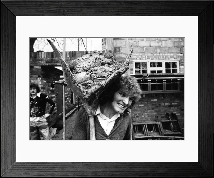 Framed Print : Max Quaterman, the 33 year old plasterers mate who earns up to £400 a week Framed Print : Max Quaterman, the 33 year old plasterers mate who earns up to £400 a week