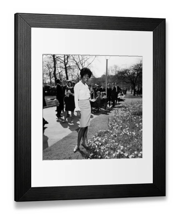 Framed Print : American singer Dionne Warwick enjoying the sunshine in the Embankment Gardens Framed Print : American singer Dionne Warwick enjoying the sunshine in the Embankment Gardens