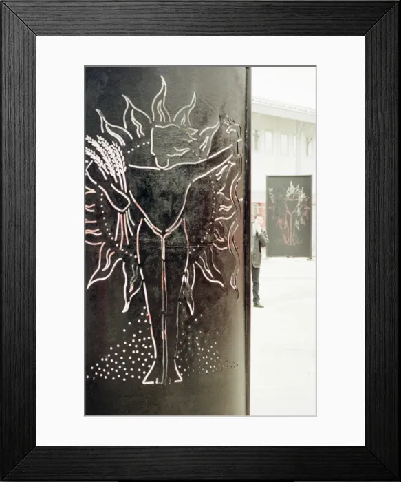 Framed Print : John Cairns from Cleveland Arts, admires the Sculptures of Greek Goddess Ceres